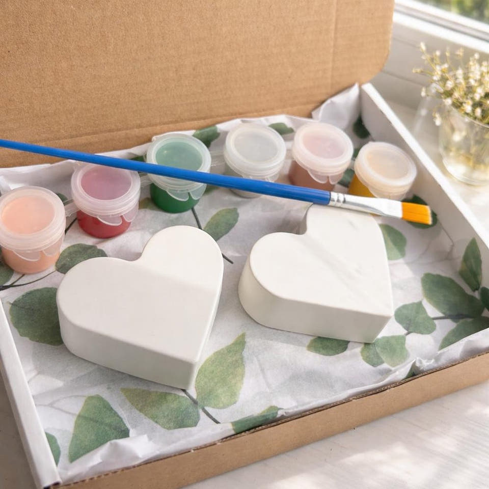 Paint Your Own Jesmonite Heart Photo Holder Kit – 2 Holders, Paints and Brush